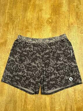 Vuori Men's Kore Short in Charcoal Brush Palm Print